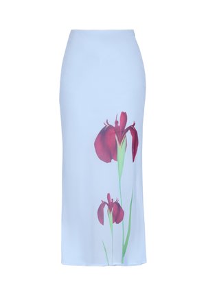 Světle modrá midi sukně s potiskem dvou vysokých tmavě červených kosatců a zelených stonků poblíž spodního lemu na jedné straně.