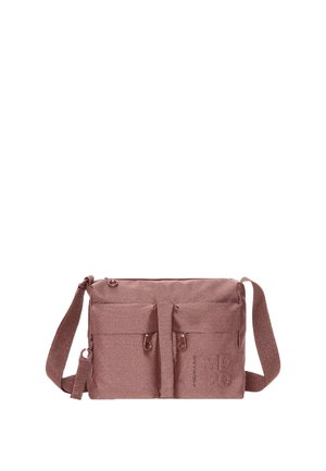 Borsa a tracolla rettangolare rosa polvere con due tasche frontali con zip, tracolla regolabile e logo ricamato discreto sulla tasca inferiore destra.
