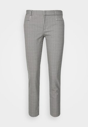 Pantalons à motif à carreaux noir et blanc avec une coupe slim, fabriqués en tissu lisse. Présentent un devant plat et des poches arrière standard.