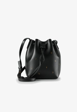 Bolso de cubo de cuero negro con cierre de cordón y una correa detachable. Presenta letras en relieve de color dorado en toda su superficie.