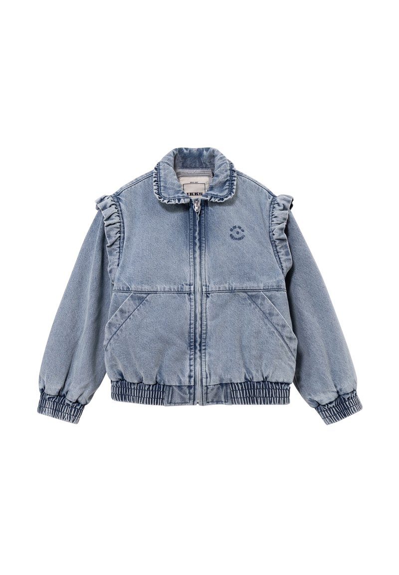 Giacca di jeans azzurro chiaro con spalle arricciate, chiusura con zip, due tasche frontali e polsini e orlo elasticizzati. Presenta un logo con faccina sorridente.