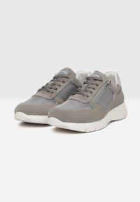 Graue Turnschuhe aus einer Kombination von Wildleder und Mesh-Materialien, mit einer Schnürung an der Vorderseite und einem seitlichen Reißverschlussdetail, sowie einer weißen Sohle.