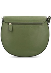 Grüne Leder-Umhängetasche mit runder Form, flacher, mit Reißverschluss versehener Fronttasche und geprägtem Logo. Schwarze Akzente betonen die Kanten.