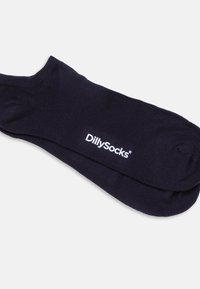 Calcetines de algodón azul marino doblados, con un logo blanco "DillySocks" en un lado. Textura suave y diseño bajo.