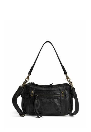 Sac à main en cuir noir avec deux anses, poche avant zippée, clous décoratifs en bronze et fermetures éclair sur fond blanc.