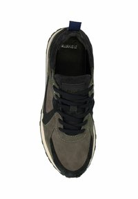 Chaussure de sport à lacets pour homme en gris foncé et bleu marine, dotée d'un mélange de tissu texturé et de suède, avec une semelle blanche contrastante et un logo.