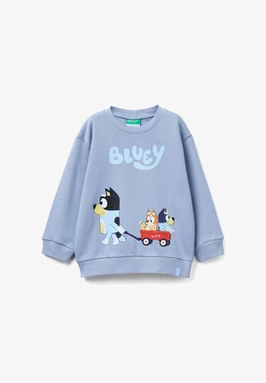 Felpa azzurra per bambini con la scritta "Bluey" e cani dei cartoni animati, uno che tira un carretto rosso con altri due cani dentro.