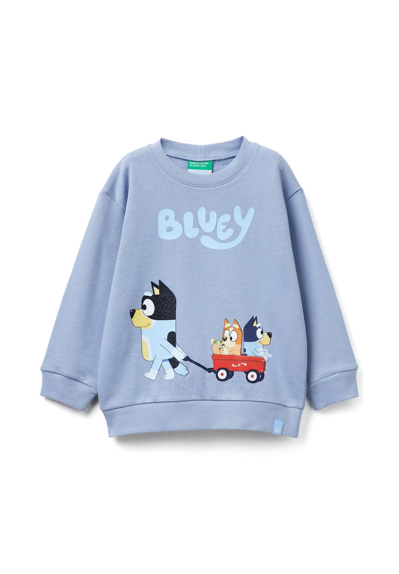 Sudadera azul claro para niños con el texto "Bluey" y perros de dibujos animados, uno tirando de un carro rojo con otros dos perros dentro.