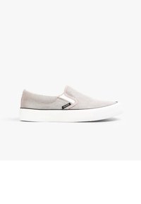 Graue Slipper aus strukturiertem Stoffobermaterial, weiße Gummisohle, schwarze Akzente und Markenlogo an der Seite. Einfaches und minimales Design.