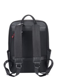 Zaino nero realizzato in materiale sintetico texturizzato, con schienale imbottito, spallacci doppi regolabili e tasche laterali. Presenta un'etichetta sulla cinghia superiore.