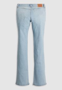 Jean en denim Levi's bleu clair vu de dos avec une coupe droite et une étiquette de marque en cuir sur la ceinture.