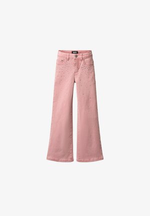 Roze široke hlače z navideznimi žepi, gumbom za zapiranje in posutimi majhnimi kovinskimi žebljički v bližini pasu.