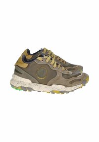 Sneakers da uomo in suede e pelle verde oliva. Presentano lacci gialli, una suola intermedia maculata e una suola in gomma testurizzata con accenti verdi.