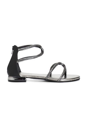 Sandalo nero con cinturini metallici decorati con strass, tacco basso a blocco e chiusura con zip sul retro. Soletta metallica piatta.