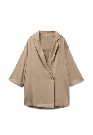 Beige oversized blazer med treskærmede ærmer, enkelt knaplukning og reverskrave med notch, vist fladt på en hvid baggrund.