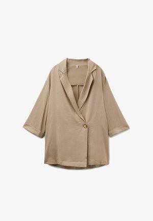 Beige oversized blazer med treskærmede ærmer, enkelt knaplukning og reverskrave med notch, vist fladt på en hvid baggrund.