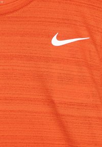 Nike Performance MILER UNISEX - T-skjorte til trening - vintage coral/white