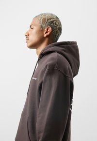 Last Resort AB MONOGRAM UNISEX - Sudadera - dark brown