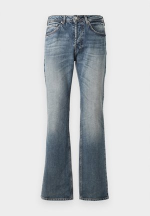 Ausgestellte blaue Jeans mit verblassten Details, fünf Taschen, Gürtelschlaufen und silbernem Zubehör. Hergestellt aus Denim mit einer weichen Textur.