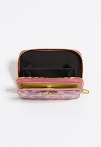 Compacte portemonnee in het roze met grijs luipaardprint; gouden hardware; ritssluiting; zwarte stoffen voering met meerdere kaartsleuven en vakken.