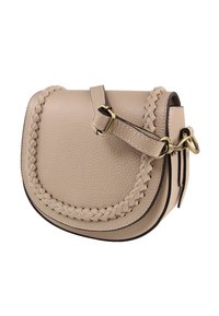 Beige leren crossbodytas met een gevlochten ontwerp, platte afgeronde vorm, verstelbare riem, gouden beslag en contrasterende zwarte accentranden.