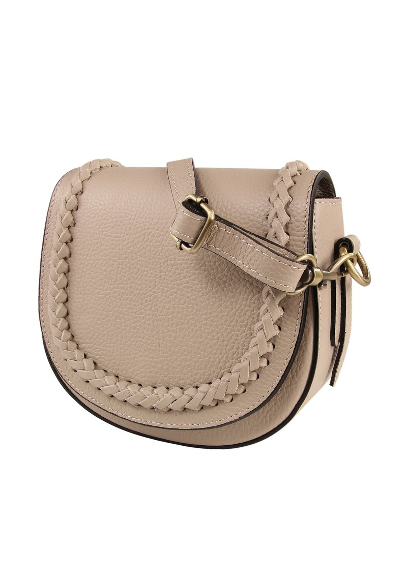 Beige leren crossbodytas met een gevlochten ontwerp, platte afgeronde vorm, verstelbare riem, gouden beslag en contrasterende zwarte accentranden.