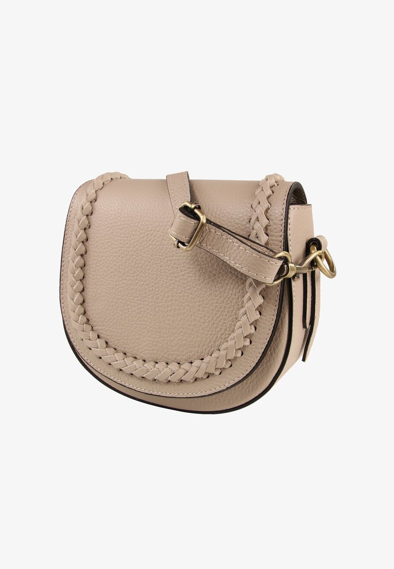 Beige leren crossbodytas met een gevlochten ontwerp, platte afgeronde vorm, verstelbare riem, gouden beslag en contrasterende zwarte accentranden.