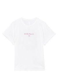 Camiseta de algodón blanca con mangas cortas enrolladas y un diseño de texto en rosa que dice "Corazón Salvaje" con un pequeño corazón debajo.