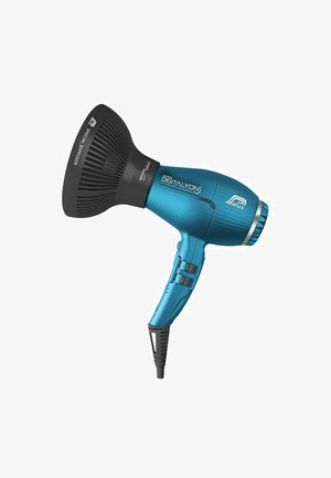 Blauwe haardroger met een zwart diffuseropzetstuk, ergonomisch handvat, bedieningsknoppen en groeven op de behuizing voor grip en luchtstroom.