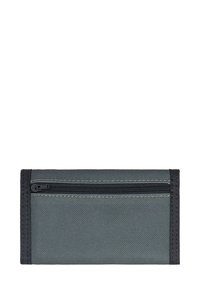 Portafoglio in tessuto grigio con una tasca con zip, caratterizzato da una superficie testurizzata e cuciture nere lungo i bordi. Forma rettangolare compatta.