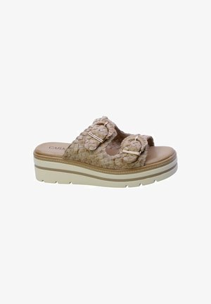 Infradito in beige intrecciato con doppie fibbie, suola piatta, tomaia texturizzata e plantare liscio. Presenta una soletta bianca a contrasto.