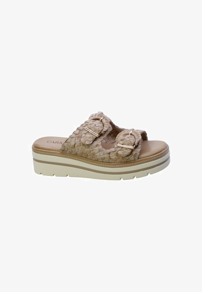 Infradito in beige intrecciato con doppie fibbie, suola piatta, tomaia texturizzata e plantare liscio. Presenta una soletta bianca a contrasto.