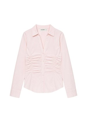 Chemisier femme rose clair à manches longues avec boutons, détails froncés à l'avant et col classique.