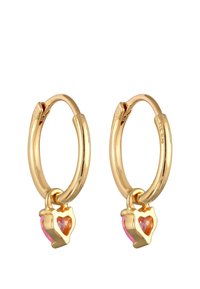 Guld hoop øreringe med en lille hjertecharme med en pink sten i midten. Glat overflade med en blank tekstur.