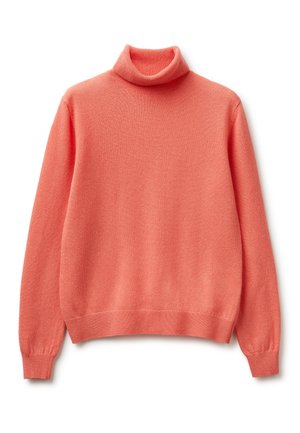 Koraalroze coltrui met lange mouwen gemaakt van zachte gebreide stof, plat neergelegd tegen een witte achtergrond.