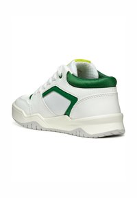 Witte sneaker met groene accenten, bovenwerk van textuurleder en stof, rubberen zool, ronde neus en vetersluiting. Heeft een gevoerde kraag.