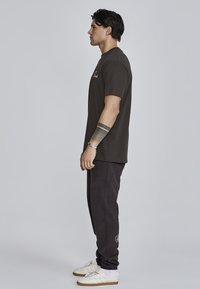 SIKSILK SIGNATURE - Basic póló - brown