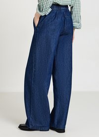 Pantaloni in denim blu scuro a gamba larga con vita elastica e tasche laterali, caratterizzati da una texture liscia e un orlo rifinito.