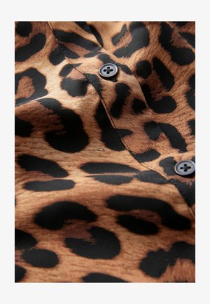 Tessuto con stampa leopardata con un motivo marrone chiaro e nero, dotato di un dettaglio a bottone. La texture appare liscia e leggermente lucida.