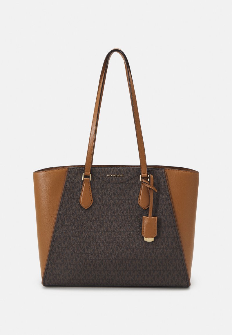 Sac fourre-tout marron avec un motif monogramme texturé, des accents en cuir lisse et des accessoires en métal doré. Doté de deux poignées et d'une petite étiquette.