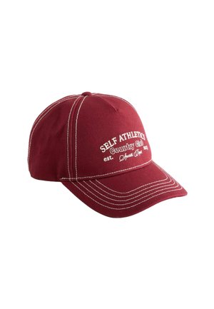 Bordo baseballi kork, millel on valge kontrastsuhte õmblemine ja valge tekst, mis ütleb "SELF ATHLETICS Country Club asutatud 1971" esipaneelil.