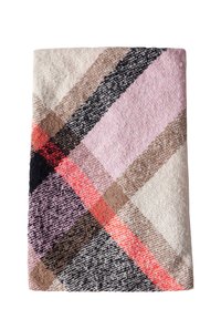 Coperta a motivi multicolori a quadri con una texture morbida. I colori includono rosa, beige, nero e arancione, disposti in schemi intrecciati.