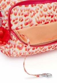 Rosa leopardmönstrad kosmetikväska med en slät yta, orange innervägg, rosa dragkedja och en silverfärgad krok för fäste.
