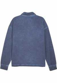 Pullover morbido, blu, a maniche lunghe con colletto e vestibilità rilassata. Presenta una texture sottile e dettagli di cucitura visibili sui polsini e sull'orlo.