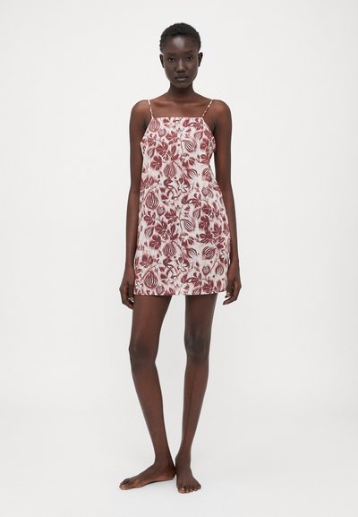 Vestido com padrão floral em vermelho e branco, com alças finas, um corte solto e uma bainha reta. Feito de um tecido leve.