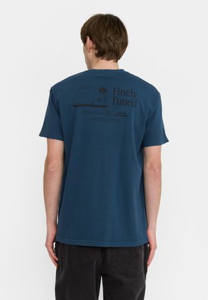 Navyblauwe katoenen t-shirt met een grafische afdruk van een draaitafel op de achterkant, met de tekst "Finely Tuned" en "Revolution."