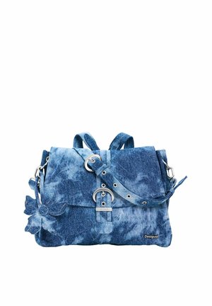 Borsa in tessuto tie-dye blu con fibbia argentata, tracolla regolabile, accessorio a forma di fiore e piccolo logo Desigual sul davanti.
