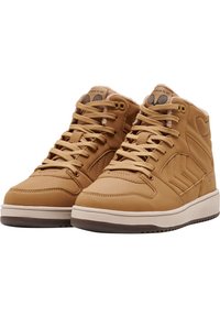 Brązowe wysokie sneakersy wykonane z gładkiej skóry, z wyściełanymi kołnierzami, teksturowanymi akcentami oraz płaskimi sznurowadłami. Biała gumowa podeszwa z przyczepnością.