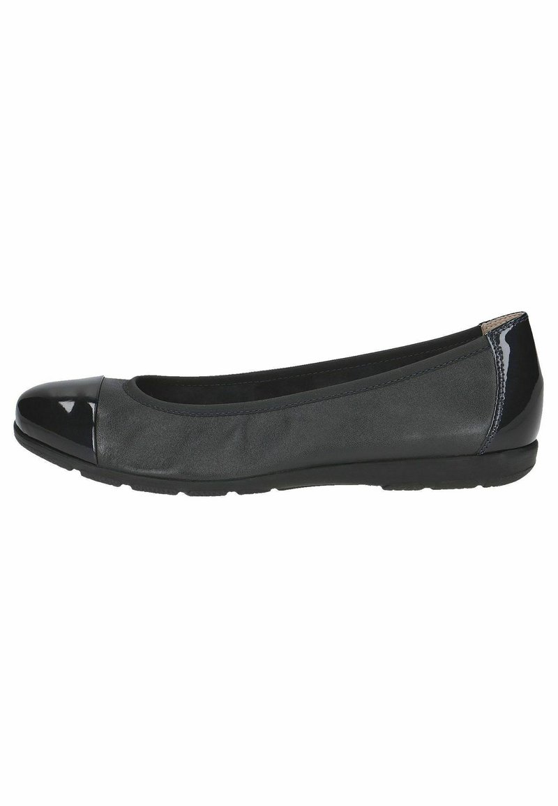 Bailarinas grises con puntera de charol negro, parte superior suave similar al ante, perfil bajo y suela texturizada para agarre.