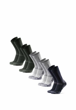 Seis pares de calcetines hasta la mitad de la pantorrilla en negro, gris oscuro, gris claro y azul marino, exhibidos en posición vertical en una línea diagonal.